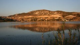 H λίμνη των Καθαρμών, που αονομάστηκε Κουμουνδούρου γιατί ηταν δίπλα στο κτήμα του (από GATZMAN, 12/09/08)