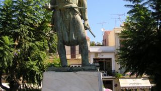 Και στο άγαλμα του Γιαμπουδάκη στο Ρέθυμνο;Που να \'ξερε ο πυρπολητής του Αρκαδίου;Κοιμάται αυτός κι η τύχη του δουλεύει.H πολιτεία μπορεί να μην του απένειμε παράσημο, αλλά...  (από GATZMAN, 27/09/08)