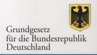 Το πιο πρόσφατο Σύνταγμα της Βαυαρίας, στο οποίο διατηρείται ο Μεσαιωνικός νόμος ότι κάθε πολίτης, όσο φτωχός κι αν είναι, δικαιούται ορισμένα λίτρα μπύρας ημερησίως.... (από xalikoutis, 27/11/08)