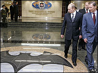 Ο πουτινιάρης βλέπει στον Πούτιν έναν Μπάτμαν... (από Hank, 17/01/09)