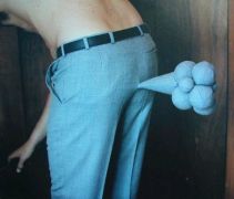 Και στο πιο μοντέρνο, παντελόνι με ενσωματωμένη κλανιόλα, την αποθηκεύει για όταν μπούμε στο wc. (από Galadriel, 04/03/09)