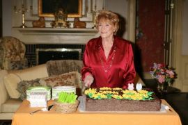 Η Κάθριν Τσάνσλορ στα 80στά γενέθλιά της. (από Dirty Talking, 16/03/09)
