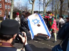 10.3.09:  Αντισιωνιστές Ορθόδοξοι Εβραίοι καίνε σημαίες του Ισραήλ διαμαρτυρόμενοι για την ύπαρξη του Εβραϊκου κράτους!!!! (από Vrastaman, 04/04/09)