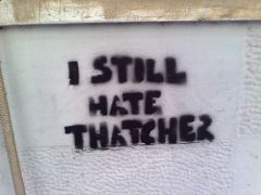 "Ακόμα μισώ την Θάτσερ", στένσιλ, φωτογραφημένο τον Ιούλιο του 2009, οδός Μαυρομιχάλη, Αθήνα. (από patsis, 19/09/09)