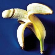 την ξεφλουδίζει την μπανάνα... (από BuBis, 22/09/09)