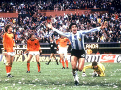 O Mάριο Κέμπες πανηγυρίζει το 3-1 επί της Ολλανδίας στον τελικό του Μουντιάλ του 1978. Στο γκαζόν του γηπέδου, διακρίνεται η παοκάρα. (από allivegp, 19/10/09)