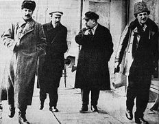 Ο Σύντροφος Ζηνόβιεφ (πρώτος από δεξιά) (από allivegp, 31/10/09)