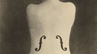 «Το βιολί της Ινγκρές», Μάν Ρέι (1924). Το βλέπει κανείς συχνά και ως τατουάζ. (από vikar, 25/07/11)