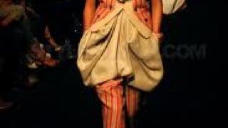 Haute couture εμπνευσμένη από τους Sans culottes- ξεβράκωτους της Γαλλικής Επανάστασης. (από Khan, 25/10/11)