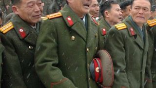 Βορειοκορεάτες μουτσοκλαίνε εν χορώ στην κηδεία του λαμπρού τους ηγέτη (από Vrastaman, 17/01/12)