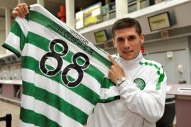 O 24χρονος επιθετικός της Celtic, Garry Ηooper ποζάρει ναζιάρικα με τη φανέλα του (από allivegp, 22/04/12)