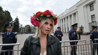 Πορνοστάρ- σκυλί ατάιστο με το χαρακτηριστικό καλλιτεχνικό όνομα W(h)iska. Εδώ σε ακτιβιστικό στιγμιότυπο με τις Femen, καθώς διώκεται για πολιτικούς λόγους στην Ουκρανία. (από Khan, 25/12/12)