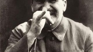 Ο Στάλιν κάνει κοροϊδευτικές γκριμάτσες στον Τρότσκι (από Khan, 16/04/13)