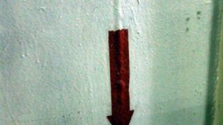 το βέλος δείχνει προς ένα μεταλλικό στρογγυλό σιφόνι (δεν χώραγε στο πλάνο) (από ironick, 04/08/13)