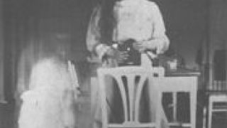 H Μεγάλη Δούκισσα της Ρωσίας Αναστασία Νικολάγιεβνα στέλνει ένα από τα πρώτα εφηβικά σέλφιζ το 1914. (από Khan, 02/12/13)