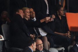 Διαβόητα σέλφιζ: Το σέλφι του Ομπάμα στην κηδεία του Μαντέλα, που προκάλεσε μούτρωμα στη Μισέλ Ομπάμα. (από Khan, 11/12/13)