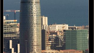 Torre Agbar, επονομαζόμενον και ως "η πούτσα της Μπαρτσελόνα", αρρωστούργημα του αρχιτέκτονα Jean Nouvel. (από Khan, 18/02/14)