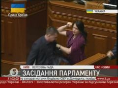 Παλαιοκομμουνιστικό ουκρανάιζερ κασιδιάζει ναζιάρη στην Ουκρανική Βουλή. (από Khan, 10/04/14)