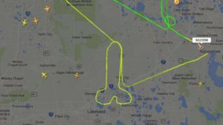 Οι φίλοι του αεροπορίας γέλασαν με την ψυχή τους χτες το βράδυ όταν είδαν ένα πέος να σχηματίζεται στο FlightRadar24 που έκανε ένα ιδιωτικό αεροπλάνο πάνω από τη Τσουτσουνία.  (από σφυρίζων, 18/03/15)