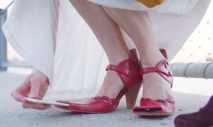 Αυτά τα παπούτσια έχουν τοποθετήση μια προσθήκη στη μύτη του παπουτσιού που λειτουργεί ως θήκη για smartphone, επιτρέποντας στις γυναίκες να χρησιμοποιούν τα πόδια τους για να τραβούν selfie (από soulto, 01/04/15)