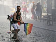 Γκέι ακτιβιστής παλεύει με λακριμογόνα στην Κωνσταντινούπολη