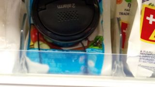 Αντικλεπτικός μηχανισμός σε 400 γρ. φέτα, σε ψυγείο σούπερ μάρκετ. Φωτογραφημένο τον Αύγουστο του 2014.
